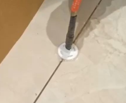广丰瓷砖空鼓维修公司专业解答瓷砖在铺贴过程中，如果没有涂抹均匀到位的粘结材料（如水泥砂浆或瓷砖胶），可能会导致以下问题