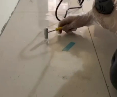 广丰瓷砖开裂维修公司专业分享瓷砖在铺贴前如果没有沥干水分，将会导致以下问题